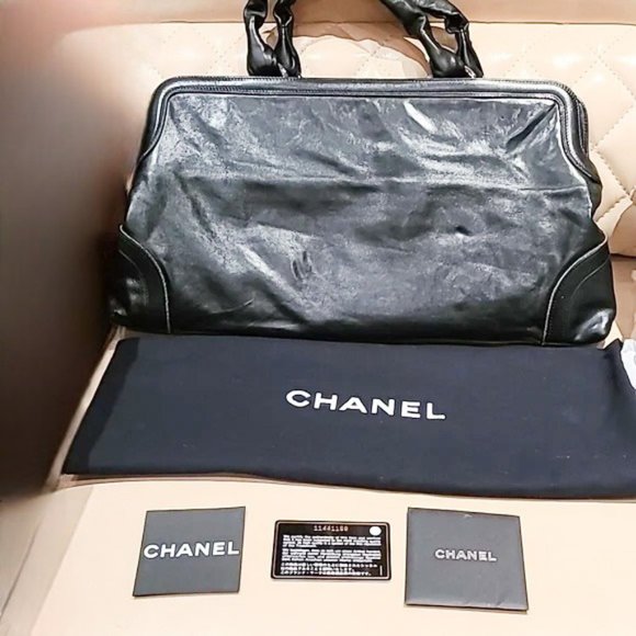 Gorgeous CHANEL handbag w/ large CC logo. Black shiny leather monili metal trim - Picture 13 of 16